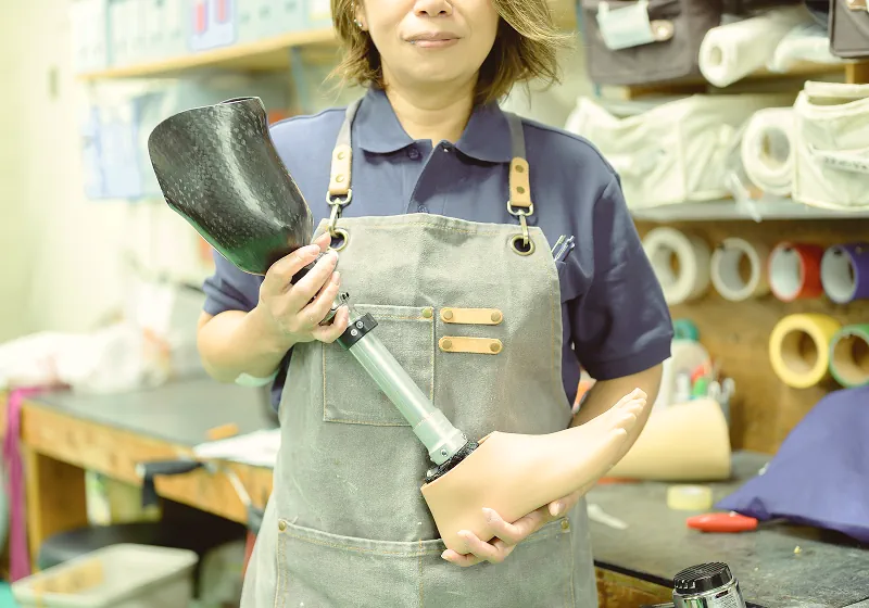 手で形をつくり、心で支える。 思いやりが生み出す“確かな一足”